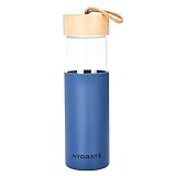 HYDRATE Glaswasserflaschen mit Bambusdeckel – Trinkglas Tumbler für Erwachsene – Wiederverwendbares Trinkzubehör – aus Borosilikatglas – mit Silikonhülle – 1 Stück, blau – 24,5 x 7 x 7 cm