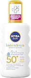 NIVEA SUN Babies & Kids Sensitiv Schutz Sonnenspray LSF 50+, extra wasserfestes Sonnencreme Spray für Kinder, duftfreier Sonnenschutz auch für zu Ekzemen neigender Haut (200 ml)