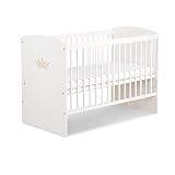 KMbaby Babybett 120 x 60 cm mit Matratze Weiß mit naturfarbener Krone Baby Kinderbett Gitterbett mit Lattenrost 3 Stufen Höhenverstellbar - Lackiertes Kiefernholz K2-KOR
