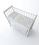 3-in-1 Beistellbett für Babys – Weiß, mit Matratze & 4-TLG. Bettwäsche Universum – Höhenverstellbar, mobil, sicher – Aus Massivholz – 90x40 cm (weiß)
