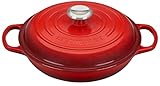 Le Creuset Signature Gusseisen Gourmet-Profitopf, Rund, Ø 26 cm, 2,2 l, Für alle Herdarten inkl. Induktion geeignet, 4,205 kg, Kirschrot, 21180260602430