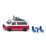 siku 1922, VW T6 California Camping-Bulli, 1:50, Metall/Kunststoff, Rot/Weiß, Stühle, Hocker und Hochklappbares Dach