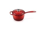 Le Creuset Signature Stielkasserolle aus Gusseisen, Rund, Ø 16 cm, 1,2 l, Für alle Herdarten inkl. Induktion geeignet, 2,372 kg, Kirschrot, 21181160602430