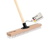 BawiTec Qualitäts Großraumschrubber XXL Schrubber 40cm Breit mit Holzstiel 140cm Länge Stiel Harte Borsten Scheuerbürste Bodenschrubber Bodenwischer für große Flächen geeignet Schrubberbesen (weiß)