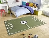 Hanse Home Adventures Kinderteppich Fußball - Kurzflor Teppich Junge Mädchen Spielteppich Modern Spielfeld Fussball Kinder-Teppich für Kinderzimmer, Spielzimmer - 80x150cm, Grün