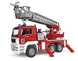 bruder 02771 - Man TGA Feuerwehr mit Drehleiter, Wasserpumpe & Light & Sound Modul - 1:16 Einsatzfahrzeug, Feuerwehrauto, Notruf, Löschfahrzeug, Spielzeug