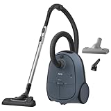 AEG CLEAN 6000 AB61C2DB Staubsauger mit Beutel/hohe Saugleistung/inkl. Polsterdüse / 50% Recyclingkunststoff/ideal für Haustierbesitzer/Reinigen von Polstern / 12 m Kabel / 850 W/Blau