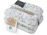 ZOLLNER Kuscheldecke extra flauschig in 220x240 cm - kuschelige und warme Couchdecke - waschbar bis 30°C – weißes Fellimitat auf grauem Fleece - Hotelwäschequalität - Oeko Tex® Zertifiziert