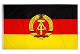 PHENO FLAGS DDR Fahne, 150x90 - Wetterfest & Reißfest - Perfekte Dekoration für Nostalgiefans der DDR, Ost-Deutschland Hissfahne für Drinnen und Draußen