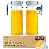 Kühlschrankkrug 1L Glas Wasserkrug mit Deckel (2er Pack) – Glaskrug Geriffeltem Glasdesign & Griff für Kühlschrankfach & den Täglichen Gebrauch mit Belüftetem Ausgus