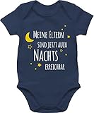 Baby Body Junge Mädchen - Sprüche - Meine Eltern sind jetzt auch Nachts erreichbar - 3/6 Monate - Navy Blau - babybody mit spruch spruche strampler witzige babygeschenke baby+strampler+sprüche