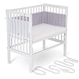 FabiMax Baby Beistellbett für Boxspringbetten, stufenlos höhenverstellbar, Buchenholz massiv weiß lackiert (mit Matratze Classic, graue Würfel)