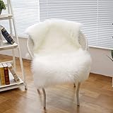 AMFUN Faux Lammfell Schaffell Teppich, Longhair Flauschiger Teppich, Flauschiger Schaffell Lammfell Fellteppich Waschbar, Weicher Fell Carpet für Stühle Sofa Schlafzimmer(Weiß, 60 x 90 cm)