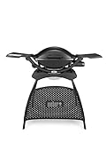 Weber Q2000 Gasgrill mit Stand + Seitentischen, 54 x 39cm Grillfäche, portable, 1 Brenner, 2-geteilter porzellanemaillierter Guss-Grillrost, Aluminiumguss Deckel & Gehäuse - Schwarz (53010379)