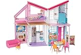 Barbie Malibu Haus, zweistöckige Traumvilla, mit 6 Zimmern, 25 Zubehör, Puppen, als Geschenk für Kinder ab 3 Jahren geeignet, FXG57