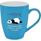 GRUSS & CO Becher mit Motiv 'Ich atme' | Tasse mit Spruch, New Bone China Porzellan, 35 cl, mit Geschenkbaderole | lustiges Geschenk, Geburtstag | 74214