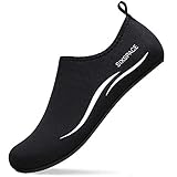 Sixspace Herren Damen Badeschuhe Wasserschuhe Aquaschuhe Strandschuhe Schnell Trocknend Slip on Breathable Schwimmschuhe Surfschuhe für Beach Pool Surfen Yoga Schwarz(Lieferantengröße 43 EU)