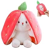 TOGETDREAM Osterhase Plüschtier, 25CM Karotte Erdbeer Kuscheltier Kawaii Hase Stofftier Hasen Verstecken Und Suchen Ausgestopftes Spielzeug Geburtstagsgeschenk für über12+ Kinder (Erdbeer)