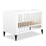 Modern Babybett 120x60 cm Wiess – Gemahlen Kinderbett Holz – höhenverstellbar, Gitterbett aus Massivholz, modernes Design, Babybett für Neugeborene und Kleinkinder (Weiß)