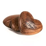 Woodluck® Handschmeichler Holz Herz aus Akazien-Holz mit Gravur I Ich Bin stolz auf Dich Geschenk mit nachhaltiger Geschenk-Verpackung I Handgefertigte Holzherzen mit Gravur & einzigartiger Maserung