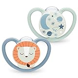 NUK Space Night Babyschnuller | 0−6 Monate | Im Dunkeln leuchtende Schnuller mit zusätzlichen Öffnungen für sensible Haut | BPA-freies Silikon | Löwe | 2 Stück