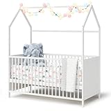 Bellabino Nika Babybett in Hausoptik 70 x 140 cm, Gitterbett und Hausbett für Kinder und Babys aus Kiefer Massivholz in weiß, 3-Fach höhenverstellbar inkl. Lattenrost