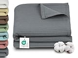 ZOLLNER Kuscheldecke in 150x200 cm - knitterarme und atmungsaktive Couchdecke in grau - waschbar bis 60°C – Zeitloses Waffelmuster - Hotelwäschequalität - Oeko Tex® zertifiziert