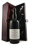 Taylor Fladgate Vintage Port 1945 (In Neck) in einer mit Seide ausgestatetten Geschenkbox, da zu 4 Weinaccessoires, 1 x 750ml