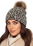 Baesics Strickmütze Leomuster Beige mit Bommel für Damen & Herren – warme Unisex Wintermütze mit Fleecefutter & Kunstfell Pompon One Size – Beanie Stil