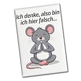speecheese Cartoon-Maus in Meditation - Ich denke Also falsch Souvenir Souvenir Magnet Graue Cartoon-Maus Denkt in meditativer Pose mit geschlossenen Augen Illustration