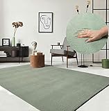 the carpet Relax Moderner Flauschiger Kurzflor Teppich, Anti-Rutsch Unterseite, Waschbar bis 30 Grad, Super Soft, Felloptik, Grün, 80 x 150 cm