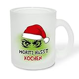 True Statements Lustige Glastasse mit Grinchy-Statement für Weihnachtsmuffel personalisiert „Wunschname hasst Kochen“ - Augen mit Weihnachtsmütze - Satinierte Glastasse, ca. 300ml