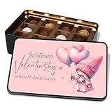 True Statements Pralinendose personalisiert „Schönen Valentinstag“ Rosa Wichtel mit Luftballons - 12 Confiserie-Pralinen in Geschenkdose – Paar Geschenk Schokolade Geschenkidee Wichteln