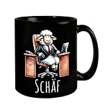 Schaf Chef im Chefsessel Tasse in Schwarz mit Spruch Schäf Witzige Tasse mit Spruch - Humorvolles Schaf im Anzug am Bürotisch - Perfekt für das Büro