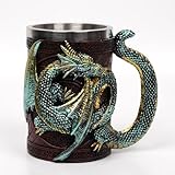 Mittelalterliche Drachenförmige Tasse mit 3D-Gravurgriff, Edelstahl-Innenbecher, dekoratives Fantasie-Weinglas, roter Hintergrund, verziert mit blau-grünen und goldenen Drachenmustern. 14 x 15,5 cm