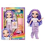 Rainbow High Junior High PJ Party - Violet (Lila) - 22 cm Puppe mit weichem Einteiler, Hausschuhen und Spielzubehör - Kinderspielzeug - Ideal für 4-12 Jahre