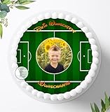 Tortenbild, Zuckerbild,Fußballfeld, Fußball,Personalisiert mit Foto und mit oder ohne Wunschname, Essbares Foto für Torten, Tortenbild zum Geburtstag, Tortenaufleger Ø 20cm - 2023z