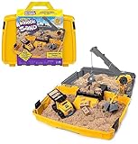 Kinetic Sand Baustellen Koffer - mit 907 g original magischem kinetischem Sand aus Schweden, Baustellenfahrzeug und Zubehör für kreatives Indoor-Sandspiel, für Kinder ab 3 Jahren