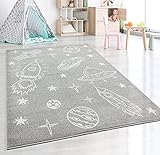 the carpet Beat Kids Moderner Weicher Kinderteppich, Weicher Flor, Pflegeleicht, Farbecht, Weltraum, Astronauten Muster Grau, 80 x 150 cm