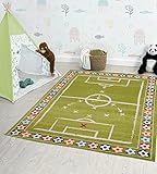 the carpet Beat Soccer Moderner weicher Kinderteppich, Spielteppich, weicher Flor, Pflegeleicht, Fußball, Fußballfeld, Spielfeld, Grün, 140 x 200 cm