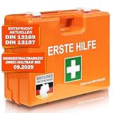 KARAT Kleine Erste Hilfe Kasten für Betriebe DIN 13157:2021 gefüllt inkl. Wandhalterung | 1 Hilfe Verbandskasten Set für Werkstatt, Büros & Gastro, Notfallbox bis 50 Mitarbeiter (28x20x11,5 cm)