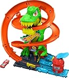 Hot Wheels Spielzeugauto Streckenset, City T-Rex-Feuerschlacht Spielset und 1 Die-Cast-Feuerwehrauto im Maßstab 1:64, über 45 cm groß, mehrere Rennausgänge, bewegliche Dinosaurieraugen, JBM73