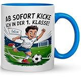 Personalisierte Fußball-Tasse Einschulung 2025 – „Ab sofort kicke ich in der 1. Klasse!“ – Geschenk für Jungen mit Namen – Schulkind-Tasse 1. Klasse – 330ml Keramiktasse, Farbe: Cambridge Blau