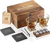 Whiskey Steine Geschenkset für Männer - 2 x 10 oz Whiskey Gläser, 8 Granit Whiskey Steine, 2 Untersetzer, Metallzange & Cocktailkarten im Holzkasten