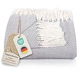 Gräfenstayn Premium Tagesdecke mit Fransen - 100% Baumwolle - 150 x 200 cm - Fischgrätenmuster Sommerdecke - Baumwolldecke als Bett-Überwurf, Couch-Überwurf, Sofa-Decke (Grau)
