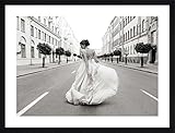 ART PRINT CAFE' – Foto-Kunstbild - Fashion-Fotografie Haute Photo Collection, Eine Straße entlang gehen. 43x33 cm: Gerahmte Kunstdrucke, Rahmenfarbe: Schwarz