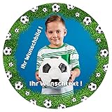 J&M DECO Personalisiert Tortenaufleger Fußballfeld – essbares Tortenbild mit Foto & Wunschtext – Ø 20 cm Fussball Tortendeko aus Zuckerpapier – individuelle Kuchendekoration für Fußball Geburtstag